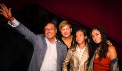 Gustavo Petro, Verónica Alcocer y sus hijas Sofía y Antonella