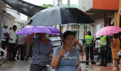 Votantes llegando al puesto de votación.