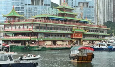 El restaurante flotante en pleno servicio.