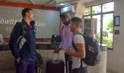 Álvaro Peña saluda a sus compañeros. 