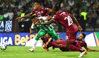 Acción del juego entre Nacional y Deportes Tolima. 