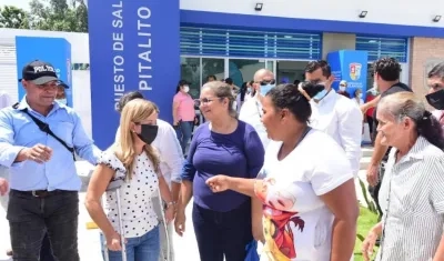 La Gobernadora Elsa Noguera entregando el puesto de salud.