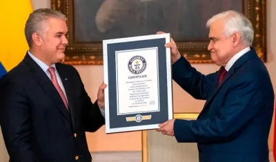 El Presidente Iván Duque con el presentador Jorge Barón.
