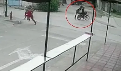 Momento en el que el joven es asesinado a bala en Galapa. 