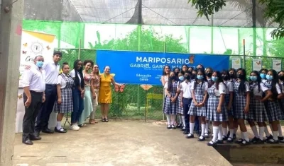 Maestros con estudiantes de los programas artísticos - ambientales.