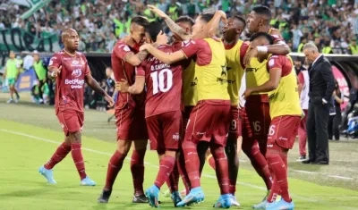 Jugadores del Deportes Tolima celebrando el gol de Anderson Plata en el 'Atanasio Girardot'.