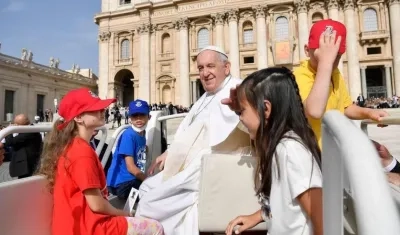 Francisco en su papamóvil pasea con los tres niños ucranianos.