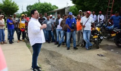 Motociclistas en las inscripciones al programa ‘Atlántico Gana Mil’. 