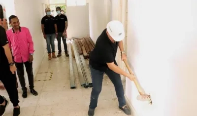 El Alcalde Roberto Celedón dando el primer ‘monazo’ en la demolición.