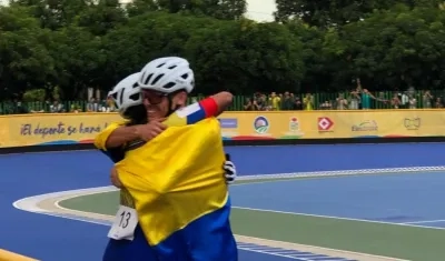 Andrés Jaramillo y María Fernanda Timms celebran sus oros.