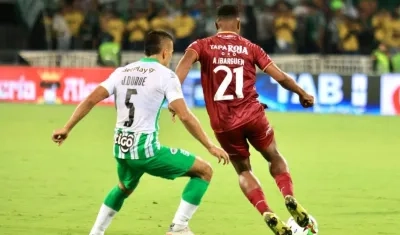 Jhon Duque disputando el balón con Andrés Ibargüen.