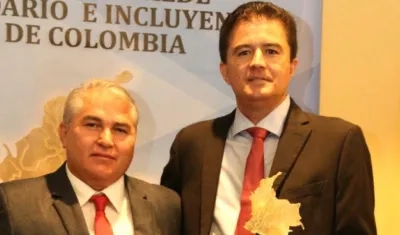 El Alcalde Rodolfo Ucrós recibiendo el reconocimiento.
