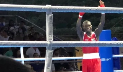 Yuberjen Martínez, tras ganar la pelea.