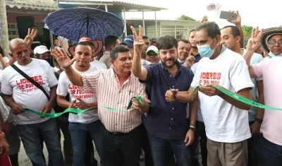 El Alcalde Jaime Pumarejo inaugurando las vías.
