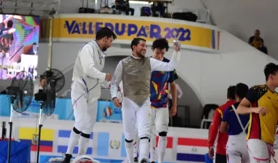 Esgrimistas de Colombia celebran el oro.