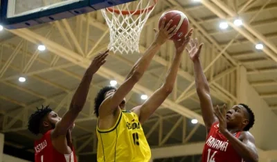 Edwin Niebles intenta encestar ante la marca panameña. 