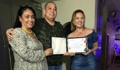 Entrega de la distinción por parte del presidente del Concejo, Juan Carlos Ospino.