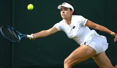Camila Osorio en plena acción ante la belga Elise Mertens.