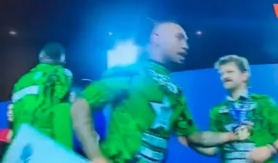 Jarlan Barrera y la medalla de campeón.