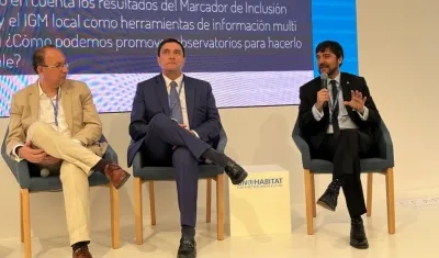 El Alcalde de Barranquilla, Jaime Pumarejo (derecha).