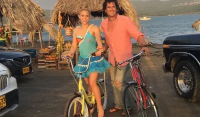 Carlos Vives junto a Shakira.