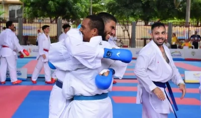 Diego Lenis, Camilo Fernández y Rubén Hernández celebran el oro en karate para Colombia. 