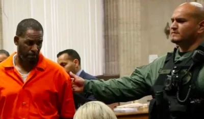 El artista R. Kelly minutos después de escuchar la sentencia.