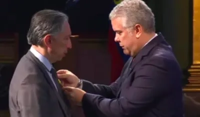 El fiscal Gabriel Jaimes recibe la medalla al mérito de manos del presidente Duque.