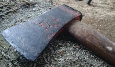 La mujer le habría propinado varios hachazos al hombre. 