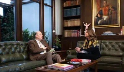 Álvaro Leyva y Marta Lucía Ramirez en el Palacio de San Carlos.