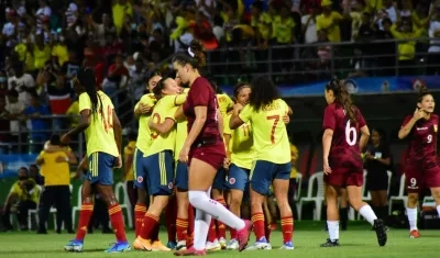 Jugadoras de Colombia celebran el oro en fútbol femenino. 