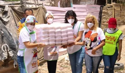 Entrega de almuerzos en el barrio Villa Caracas. 