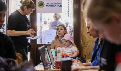 Una madre ucraniana y su hija piden ayuda alimentaria en un puesto de Odessa.