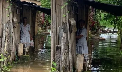 Una damnificada de la Mojana Sucreña es captada en el frente de su vivienda totalmente inundada.