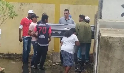 Familiares camino a sepultar a su ser querido. 