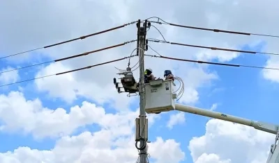 Personal de Air-e trabajando en mejoras del servicio de energía.