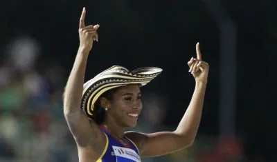 Natalia Linares González de Colombia celebra hoy, al ganar la medalla de oro en la prueba salto largo femenino de atletismo.