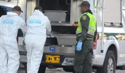 Las autoridades en plena diligencia durante uno de los homicidios.