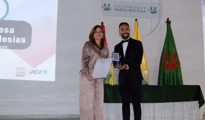 María Teresa Fernández recibió la distinción de manos de director del programa TOYP Atlántico 2022, Nayib Narváez. 