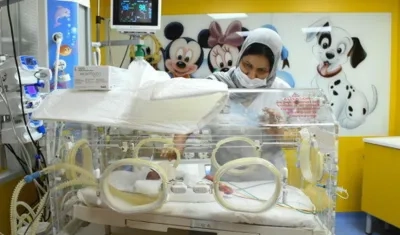 Bebé atendido por una enfermera.  