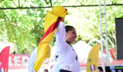 Laura Olarte celebra la medalla de oro en el Taekwondo, en Poomsae Individual.