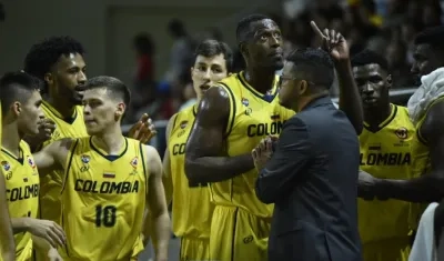 Juan Diego Tello, Hansel Atencia y Bryan Angola celebran con sus compañeros. 