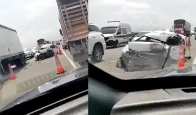 Así quedó el carro donde se movilizaba la persona que falleció. 
