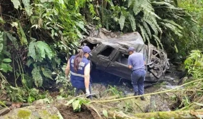 Tragedia vial en Caldas, vehículo cayó a abismo de 128 metros: 2 muertos