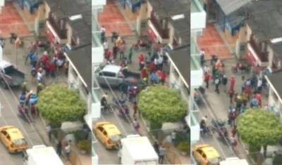 Momento en que la víctima es montada en una camioneta para ser llevada a una clínica. 