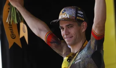 El ciclista belga Wout Van Aert celebra en el podio tras ganar la cuarta etapa del Tour de Francia 2022