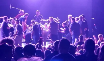 Carlos Santana cuando era auxiliado en pleno escenario.