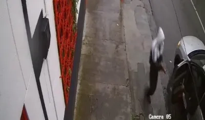 Momentos en que los asesinos ingresan al vehículo del médico chocoano Magnolio Palacios Mosquera.