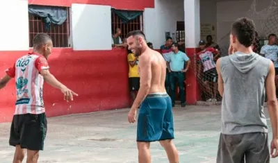 Sebastián Viera jugando con los reclusos de la Modelo.