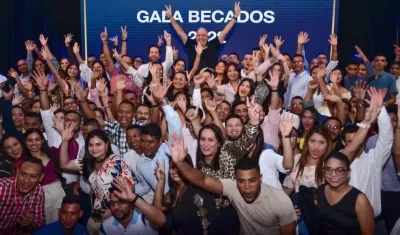 Christian Daes con un grupo de graduados.